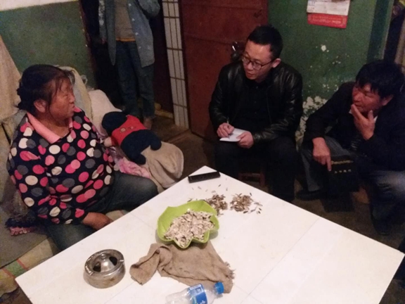 1554283586726071631.jpg 中心领导入户走访1_副本.jpg